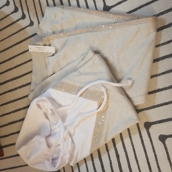 VENUS Pants - Casual Sweatshirt & Pant Set with A Touch Of Glam NWT